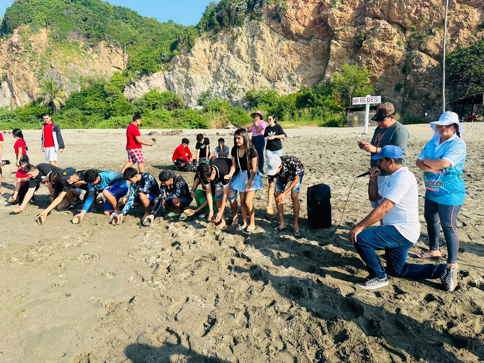 Estudiantes del Cecytem Caleta de Campos realizan liberación de tortugas en costas michoacanas.