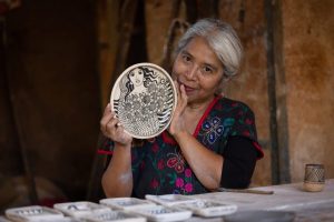 Esta Semana de Muertos crea tu pieza de barro blanco en este taller de Tzintzuntzan.