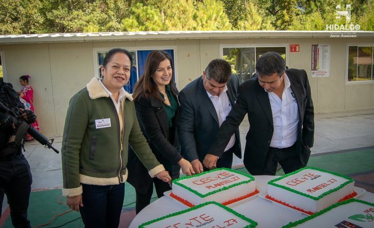 ​Jeovana Mariela Alcántar Baca, encabezó el acto conmemorativo del 16 aniversario del CECyTE 27 Plantel San Pedro Jácuaro