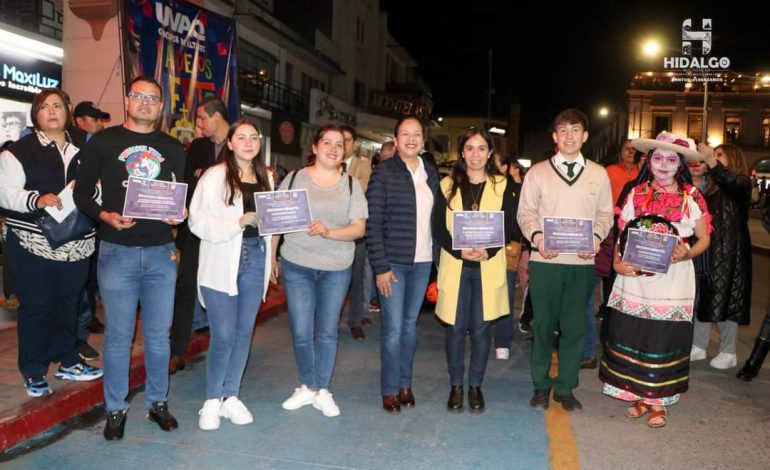 ​Jeovana Mariela Alcántar Baca, asistió al Concurso de Altares de Día de Muertos, organizado por el Gobierno Municipal y la Universidad Vasco de Quiroga.