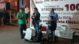 Gilberto Colín ganador de la rifa de la bicicleta eléctrica, tras ponerse al corriente en su pago de predial municipal.