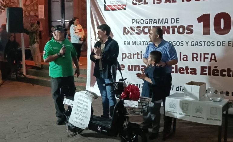 Gilberto Colín ganador de la rifa de la bicicleta eléctrica, tras ponerse al corriente en su pago de predial municipal.