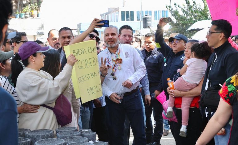 Entre muestras de apoyo y cariño reciben a Bedolla en la Feria del Molcajete