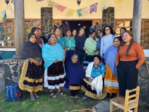 Artesanas de Angahuan trabajan nuevos diseños para potenciar sus textiles