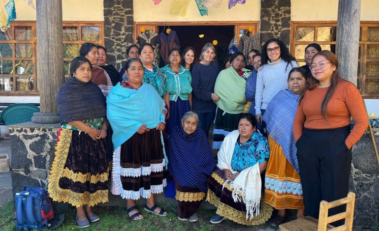 Artesanas de Angahuan trabajan nuevos diseños para potenciar sus textiles