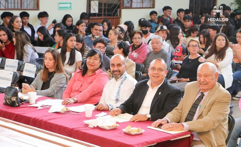 El Síndico Municipal, Marco Alfonso Figueroa Medina, asistió al concurso de catrines y catrinas, organizado por el CECyTEM 17