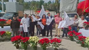 Juan Antonio Ixtláhuac encabeza banderazo de salida a productores de Noche buena al municipio de Zinacatepec en el Estado de México