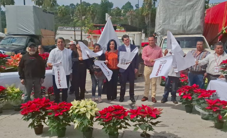 Juan Antonio Ixtláhuac encabeza banderazo de salida a productores de Noche buena al municipio de Zinacatepec en el Estado de México