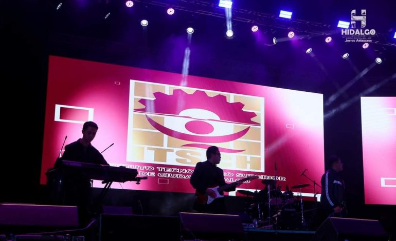 Una noche de música, folclor y baile moderno fue lo que se vivió en el Foro de Espectáculos de la Feria Regional de Todos los Santos.