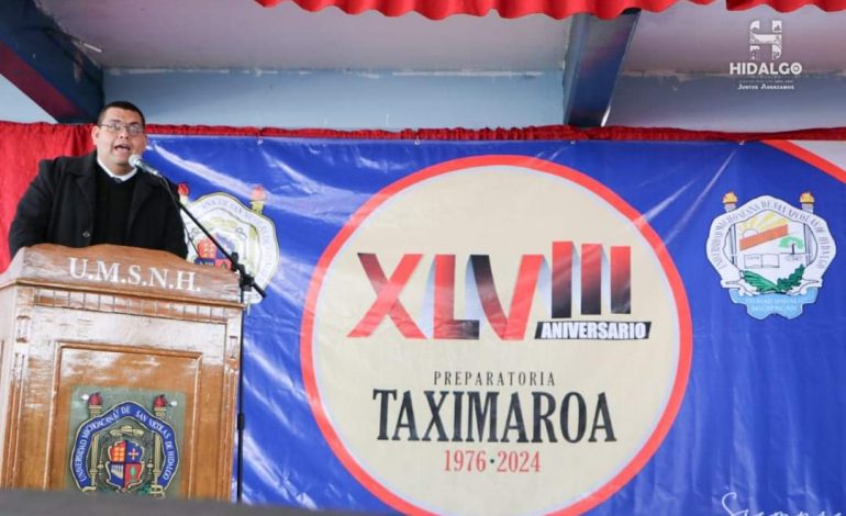 ​Juan Pablo Herrera Maldonado, Secretario del Ayuntamiento, asistió a la celebración del 48 aniversario de la Escuela Preparatoria Taximaroa.