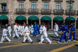 Desfilan niñas y niños deportistas del DIF Michoacán por aniversario de la Revolución Mexicana