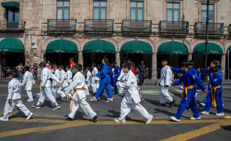 Desfilan niñas y niños deportistas del DIF Michoacán por aniversario de la Revolución Mexicana