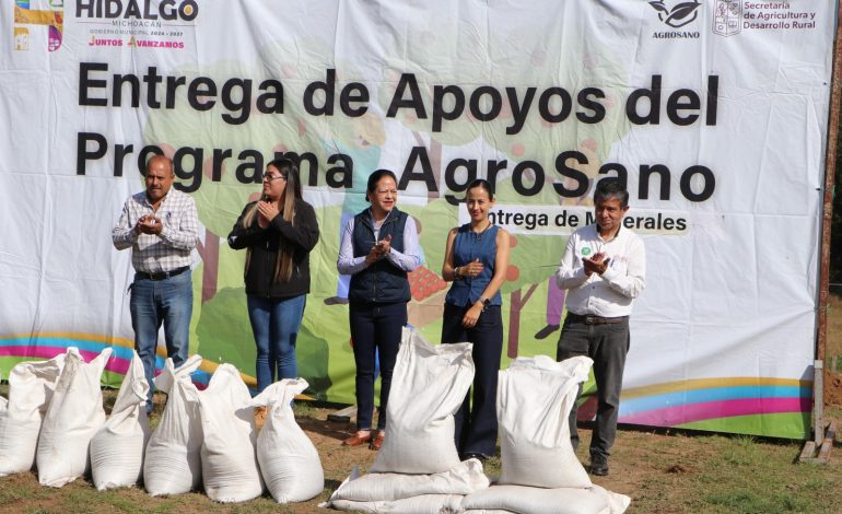 Jeovana Mariela Alcántar Baca, entregó apoyos del programa estatal Agro Sano, en su vertiente Minerales para la Producción de Grano Básico