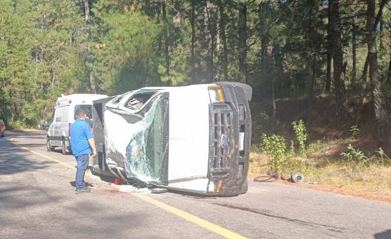 Vuelca una camioneta y dos Personas resultaron Lesionadas