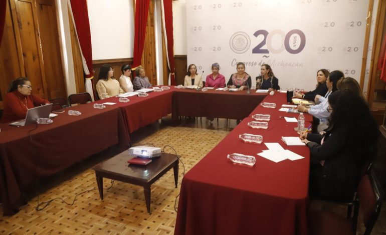 Belinda Iturbide atiende agenda de mujeres médicas