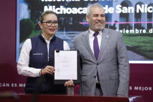 Firma Bedolla iniciativa de reforma constitucional para la UMSNH