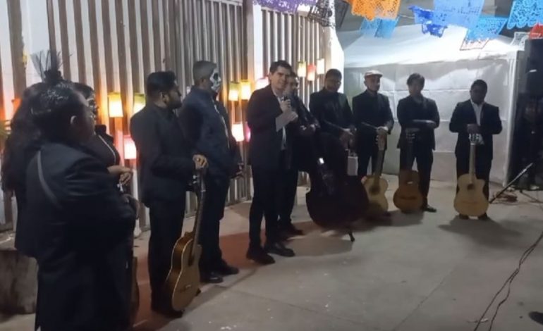 Toño Ixtláhuac participa en la relatoria de leyendas y el cantó de las rondalla en el panteón municipal «San Carlos»