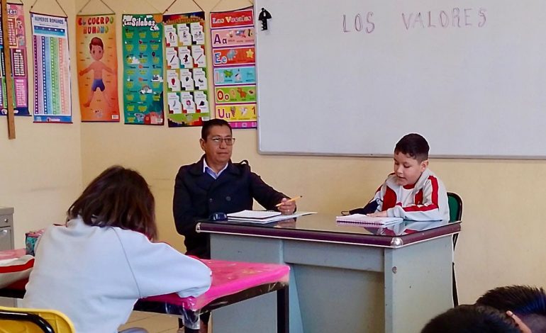 Docente michoacano fomenta valores y habilidades de comunicación