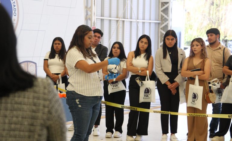 Estudiantes de la UNICLA plantel Zitácuaro visitan las instalaciones de la FGE