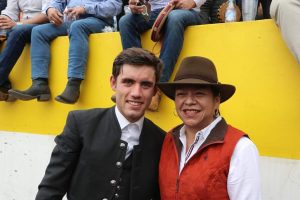 Triunfa Guillermo Hermoso de Mendoza: Cuatro Orejas y un Público Embelesado en la Corrida de Toros de la Feria Regional de Todos los Santos 2024.<br>