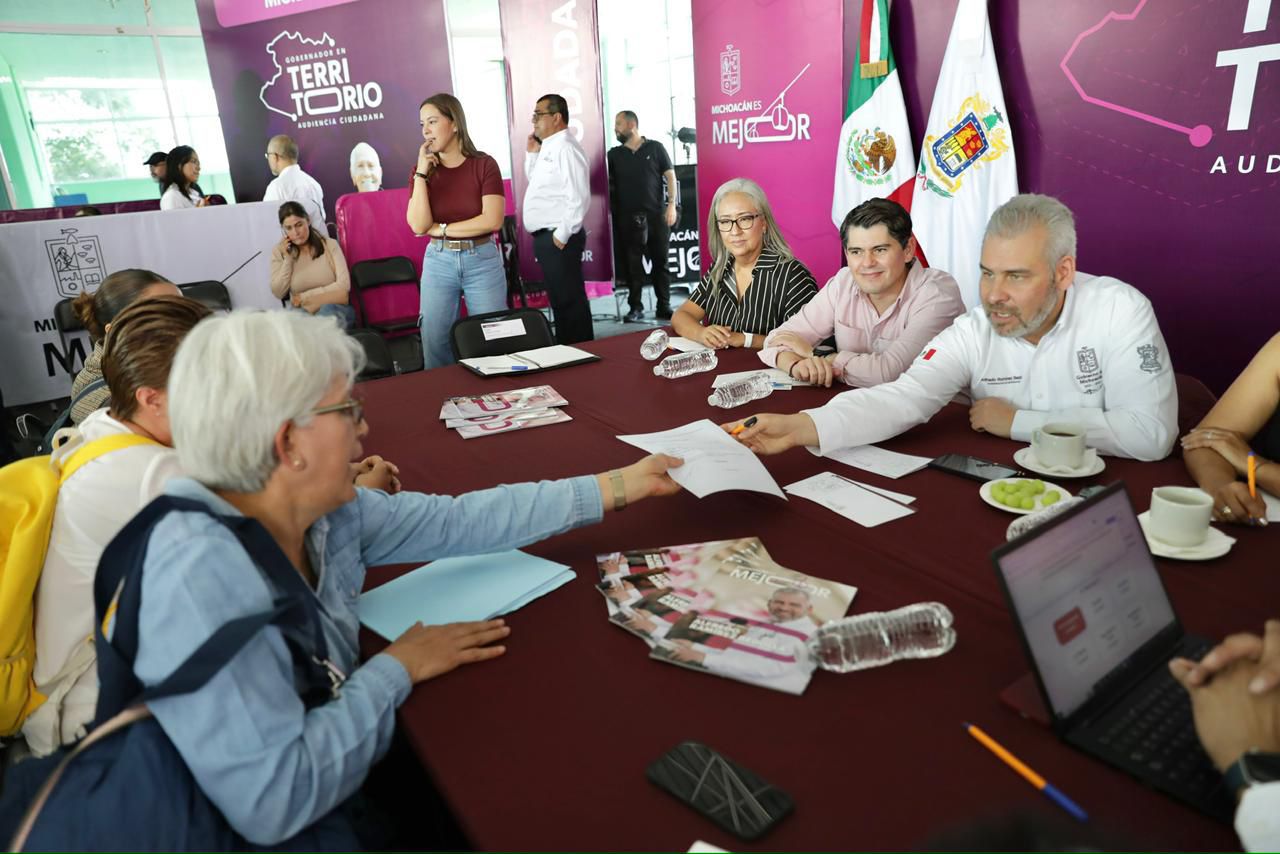 En Zitácuaro, Bedolla atiende 500 solicitudes en audiencia pública.
