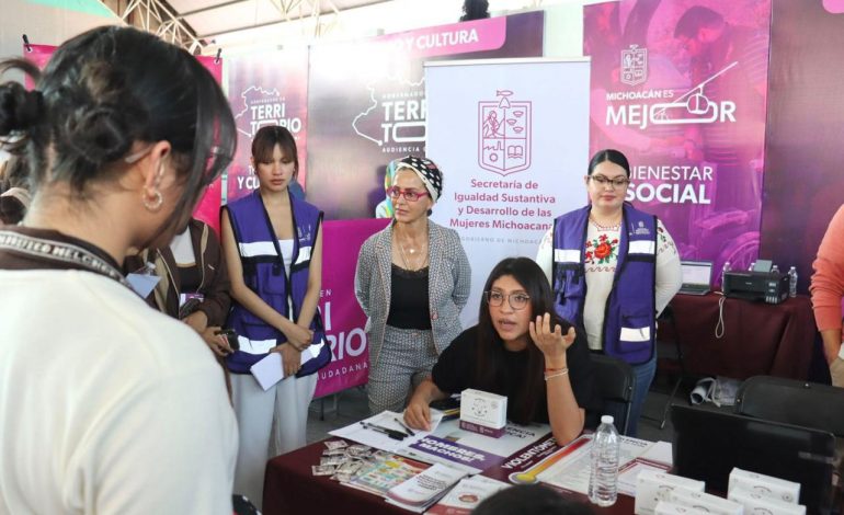 Seimujer concientiza a población de Zitácuaro sobre la violencia de género.
