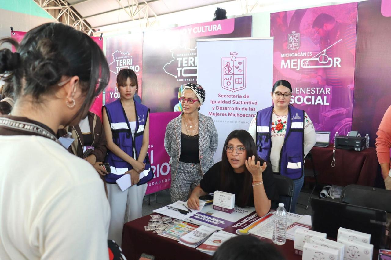 Seimujer concientiza a población de Zitácuaro sobre la violencia de género.
