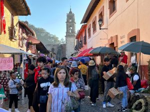 Cientos de turistas arriban a la Feria de la Esfera, en Tlalpujahua.