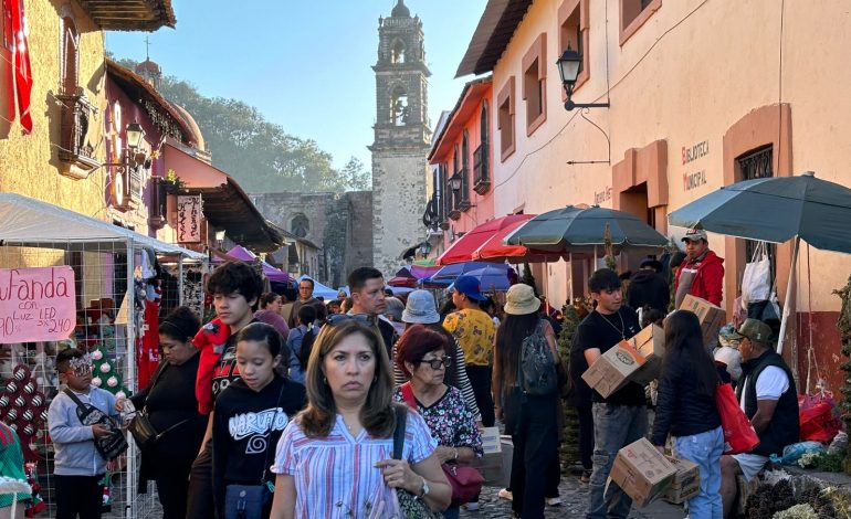 Cientos de turistas arriban a la Feria de la Esfera, en Tlalpujahua.