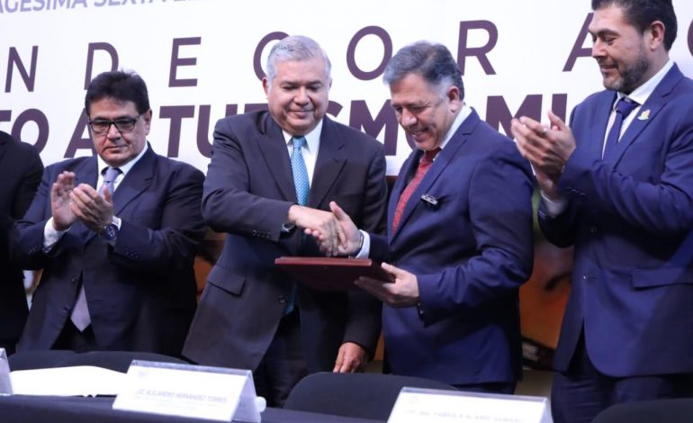 Congreso del Estado entrega condecoración “Mérito al Turismo Michoacano”.