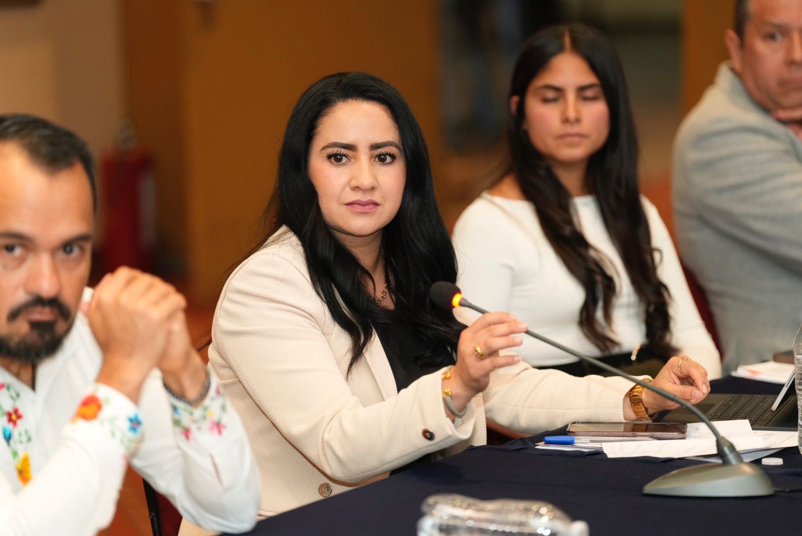 Presenta Gladyz Butanda avances de los teleféricos al Consejo Estatal de Movilidad.