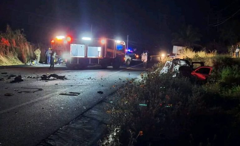 Seis muertos y dos lesionados tras el choque de frente entre vehículos.