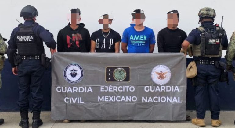 En Apatzingán, SSP detiene 7 personas en posesión de fusiles y equipo táctico