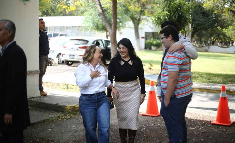 Felicita Vanhe Caratachea al Sistema DIF Estatal