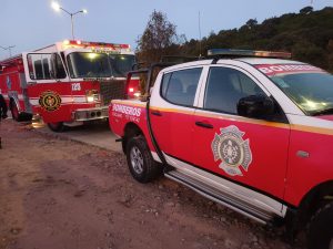 Bomberos sofocan incendio de camión en carretera Zitácuaro-Morelia