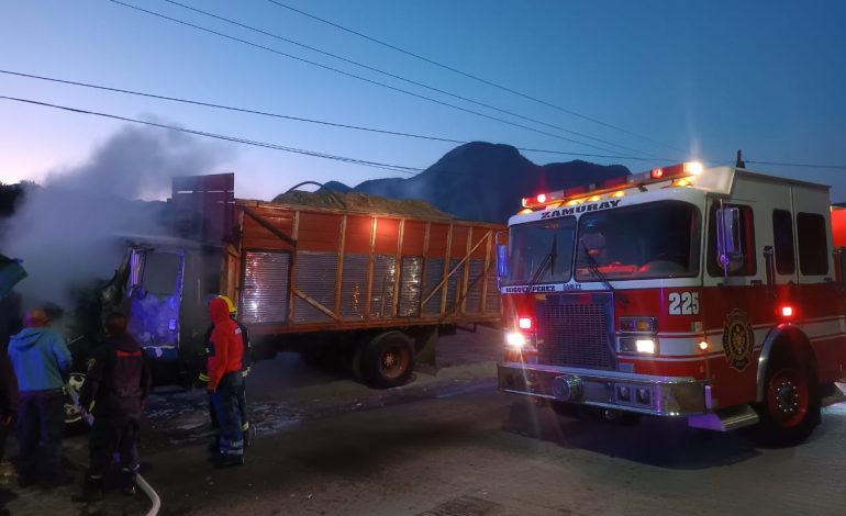 Bomberos sofocan incendio de camión en carretera Zitácuaro-Morelia