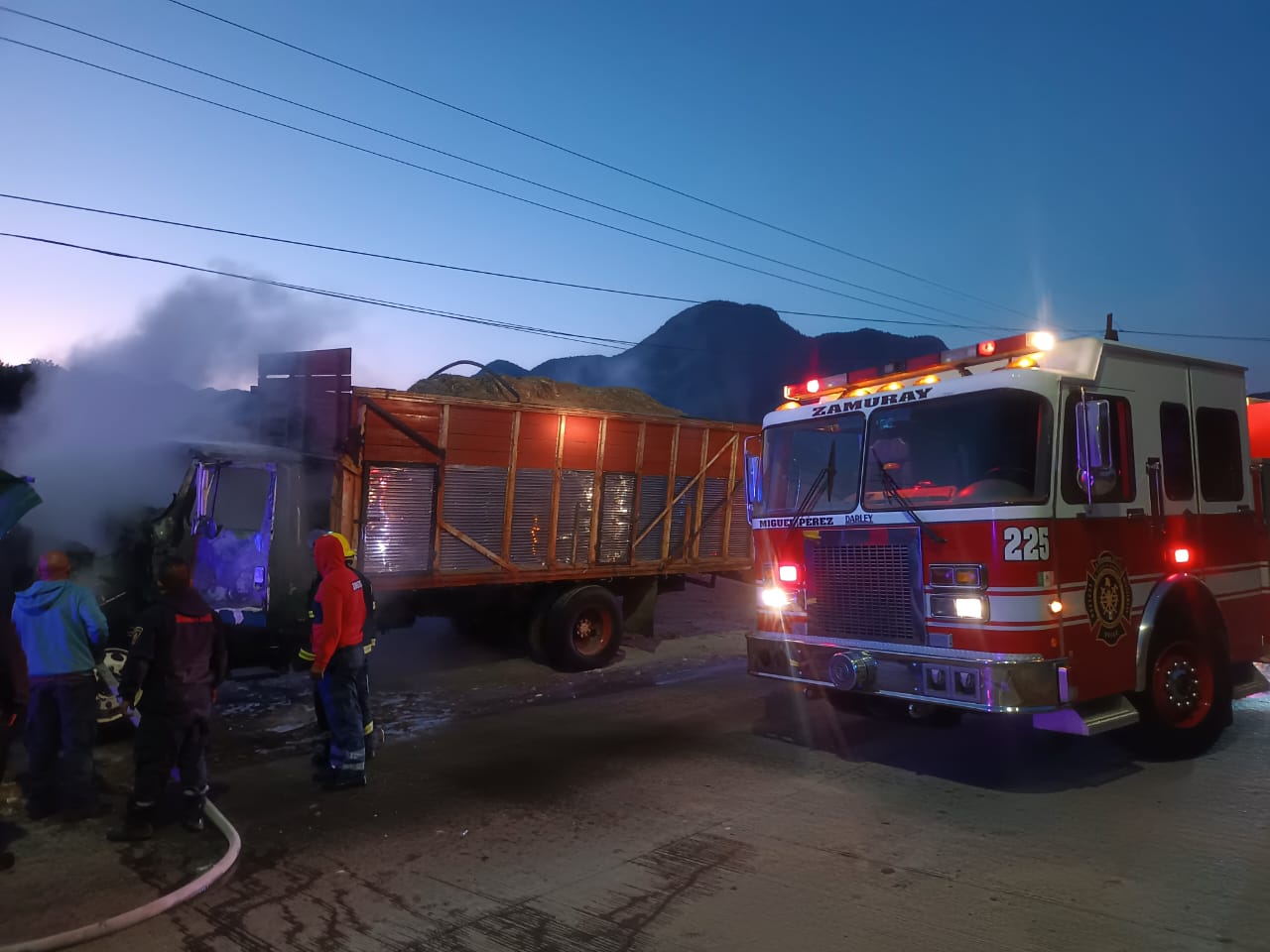 Bomberos sofocan incendio de camión en carretera Zitácuaro-Morelia