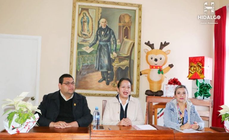 Jeovana Mariela Alcántar Baca, anunció las actividades navideñas como el encendido del árbol y la caravana navideña.