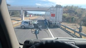 Pierde la vida tras impactar su auto contra tráiler en Zinapécuaro