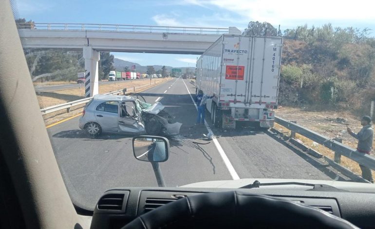 Pierde la vida tras impactar su auto contra tráiler en Zinapécuaro