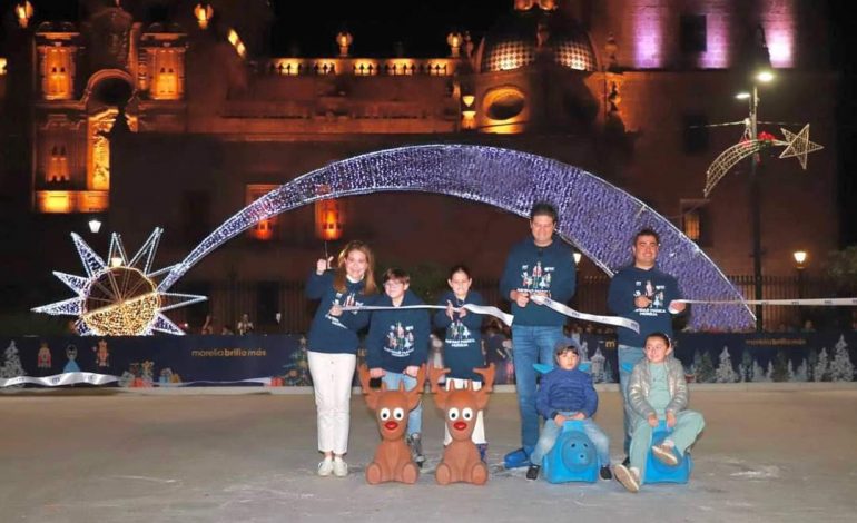 Disfrutan morelianas y morelianos encendido navideño y Pista de Hielo