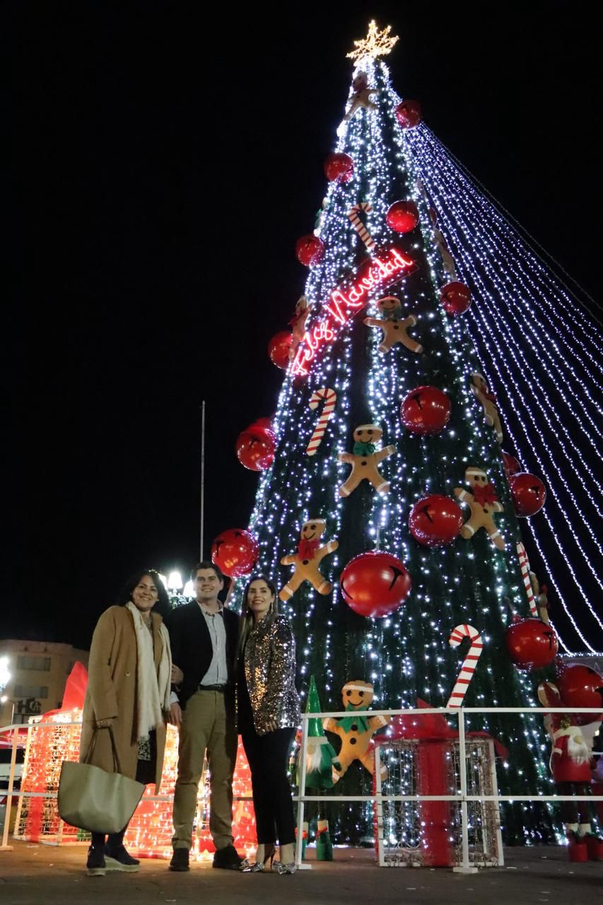 Encabeza Toño Ixtláhuac encendido del árbol navideño