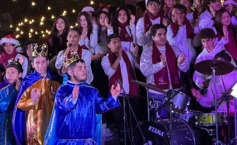 El Coro Monumental Navideño llenó de música y alegría los jardines de Ceconexpo