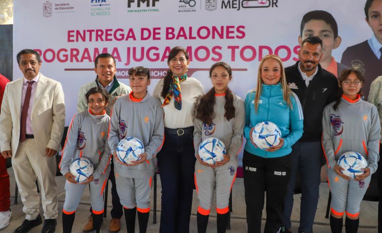 Entregan SEE y Federación Mexicana de Fútbol 2 mil balones a escuelas de Michoacán