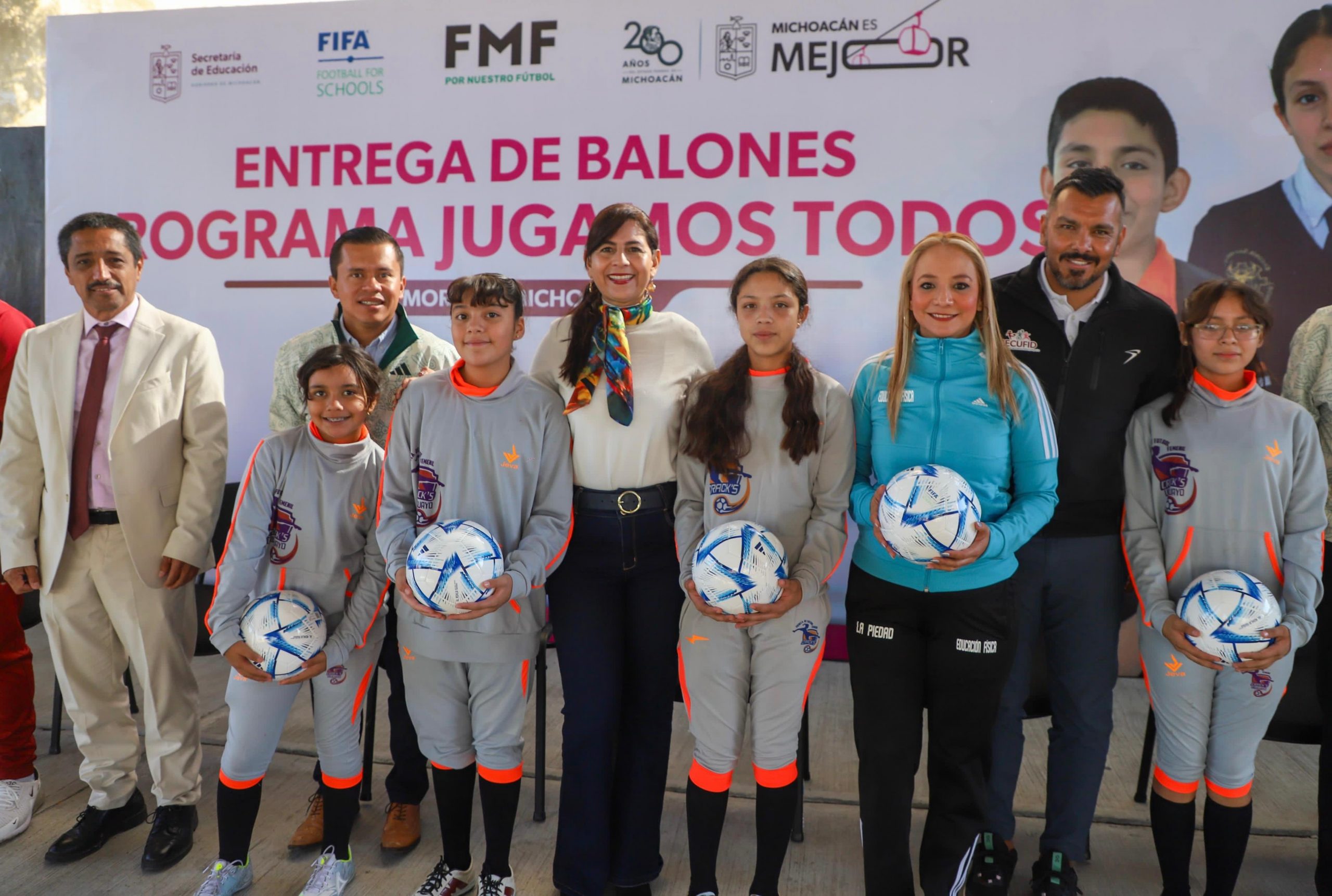 Entregan SEE y Federación Mexicana de Fútbol 2 mil balones a escuelas de Michoacán