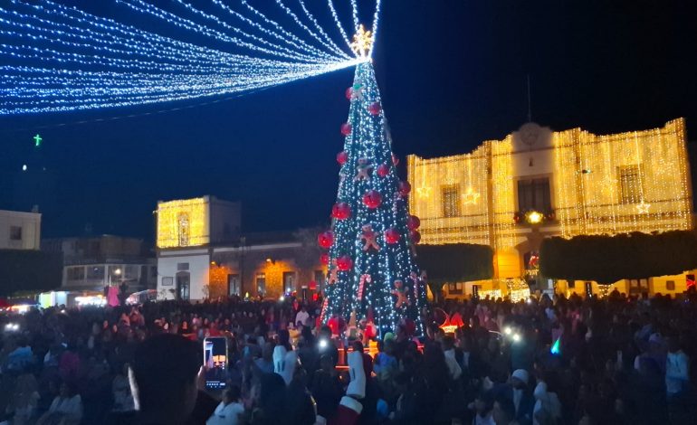 Toño y Vanessa Ixtláhuac encienden árbol navideño de la plaza cívica licenciado Benito Juárez