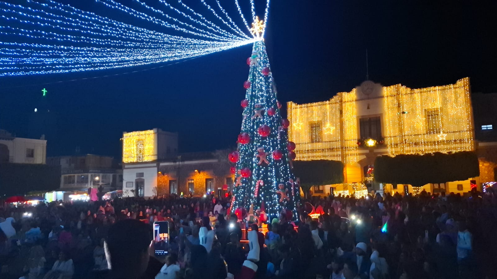 Toño y Vanessa Ixtláhuac encienden árbol navideño de la plaza cívica licenciado Benito Juárez