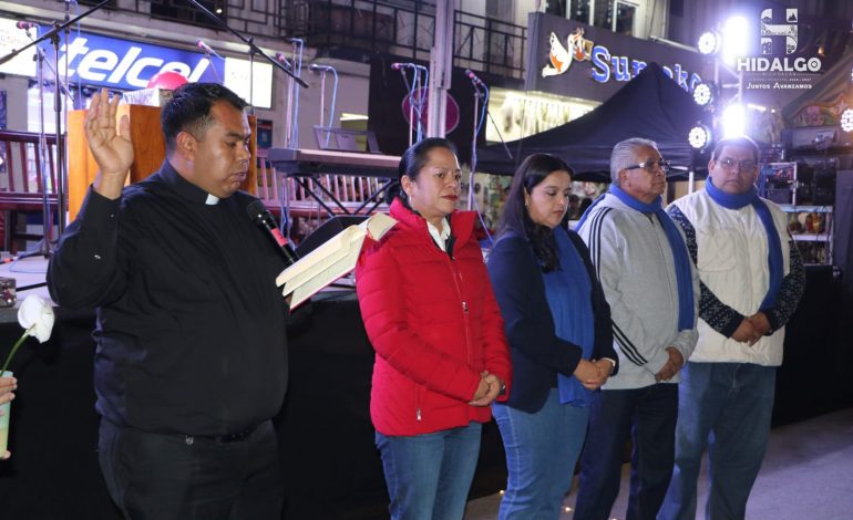 ​Jeovana Mariela Alcántar Baca, realizó el encendido del monumental Árbol Navideño en el Jardín Principal