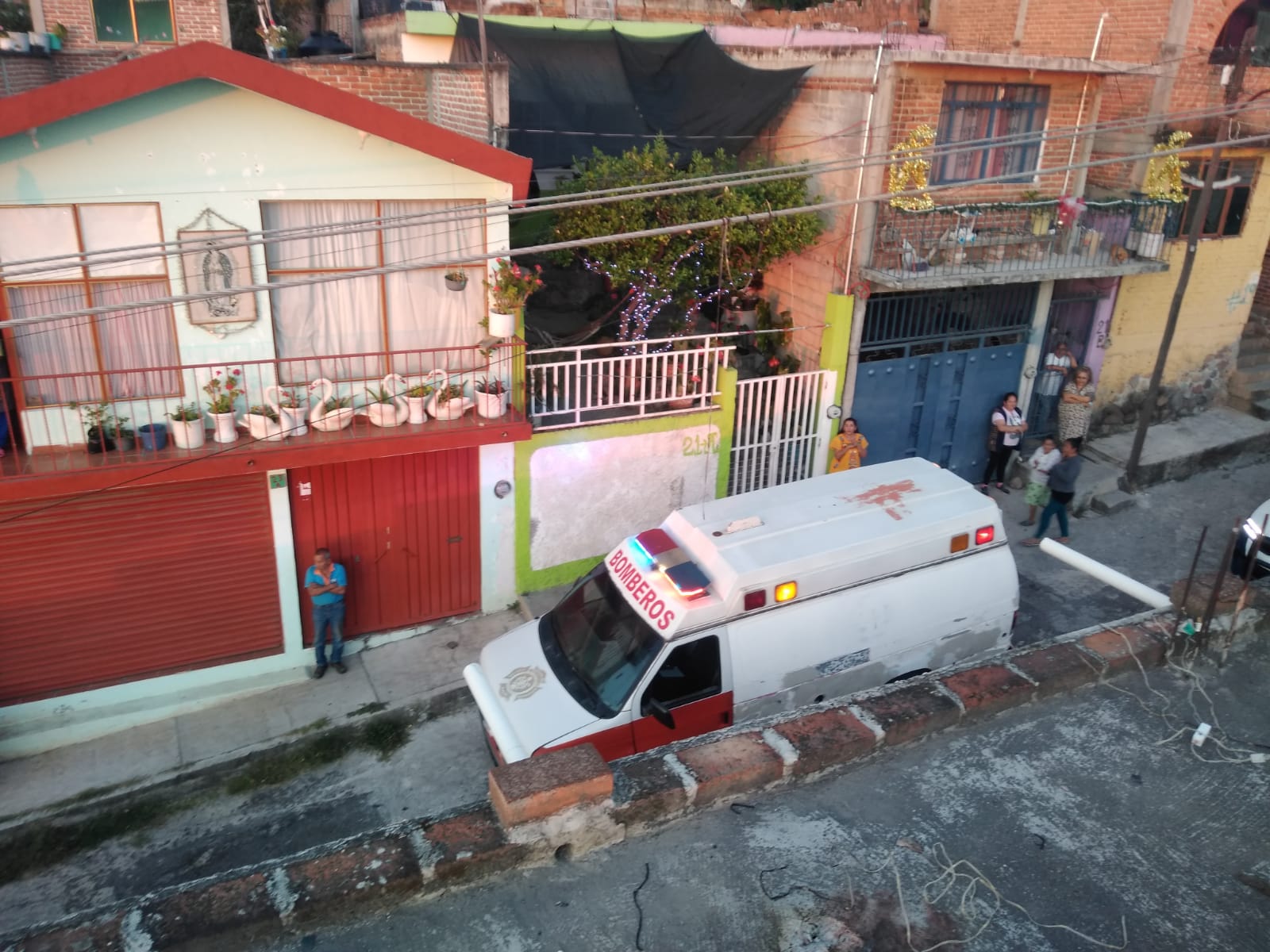 Un hombre se  electrocuto mientras instalaba luces navideñas en Zitácuaro.