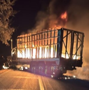 Queman camión de carga en la carretera Zinapécuaro- CdHidalgo a la altura de Pueblo Viejo. <br>